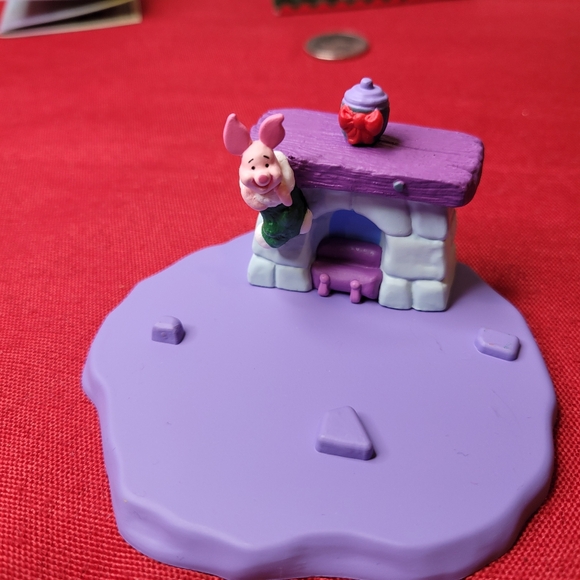 Hallmark Merry Miniatures - Piglet - First of 4 - Christmas at Pooh's House - Picture 2 of 4